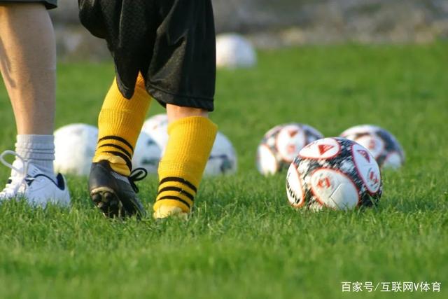 紧密协作，共同战胜所有挑战！轰-6K与辽宁舰飞行员的秘密沟通